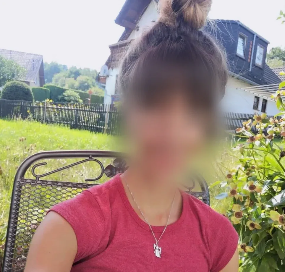 Zeynep, 24